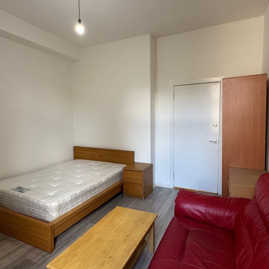 Room in a Shared Flat, Kingarth Street, G42 - Photo 1