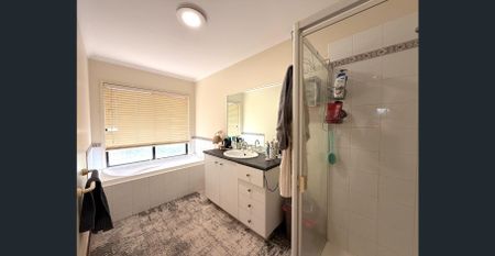 WELL APPOINTED 4 BEDROOM HOUSE IN COURT LOCATION! - Photo 4