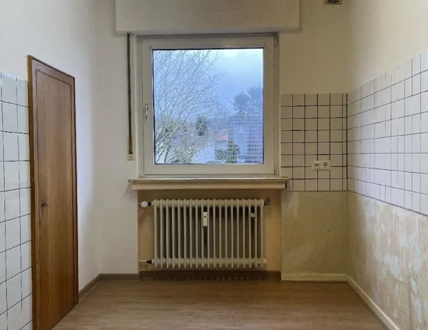 Bezahlbare 3-Zimmer-Dachgeschosswohnung mit Pkw-Stellplatz in Leichlingen! - Photo 1