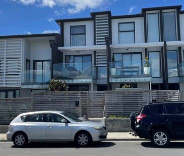 Beautiful, Light 3 Bedroom Home - Photo 1