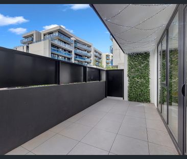 LARGE BALCONY | CONTEMPORARY APARTMENT - Photo 6