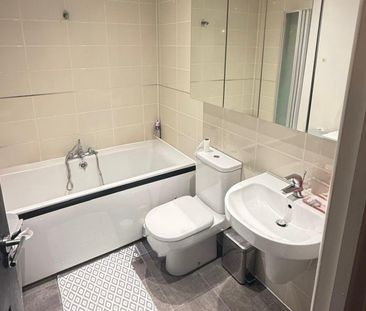 3 Bedroom House - Mid Terrace To Let - Photo 4