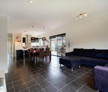 10 Albatross Drive, Pakenham VIC 3810 - House For Rent | Domain - Photo 1