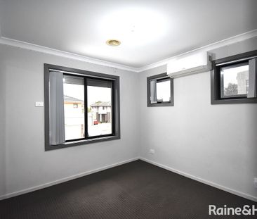 Greatly located townhouse in Springvale South! - Photo 1