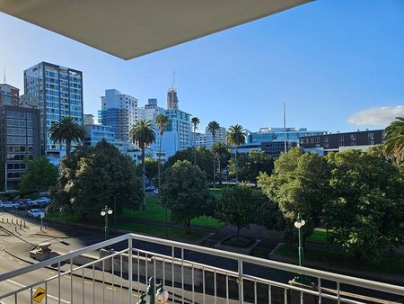 LOW RENT: Stunning apt w/secure carpark & balcony - Photo 3