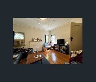 Art Deco Beauty - Photo 1