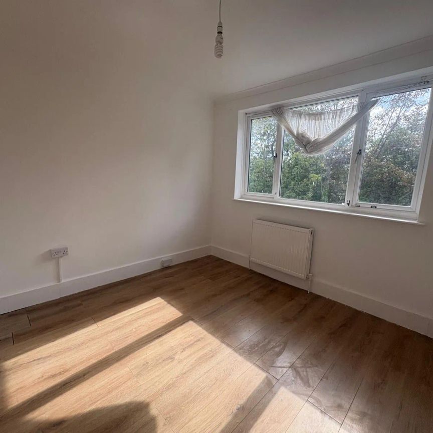 4 bed semi-detached house to rent in Turner Road, Edgware, HA8 - Photo 1