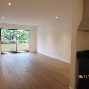 Large Bright One Bedroom - Photo 2