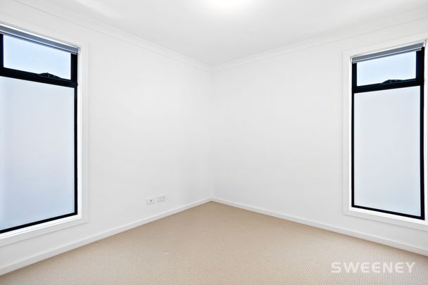 Modern and spacious four bedroom townhouse in prime location - Photo 1