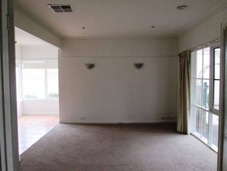 CUTE & COSY 3 BEDROOM HOME IN FAMILY FRIENDLY LOCATION - Photo 3