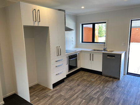 Comfortable 2-Bedroom Townhouse in Hamilton East – $550 per Week Located in the desirable Hamilton East area (3216), this well-appointed townhouse offers two spacious bedrooms and two modern bathrooms (one is an ensuite to the master), providing convenient and comfortable living. - Photo 5