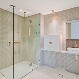 Immaculate, Sunlit One Bedroom Apartment - Photo 3