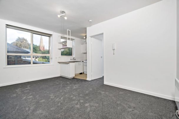 Light and Spacious One Bedroom! - Photo 1