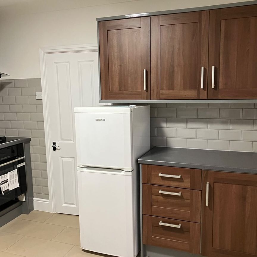 1 Bed Flat, Kingston Road, SW20 - Photo 1