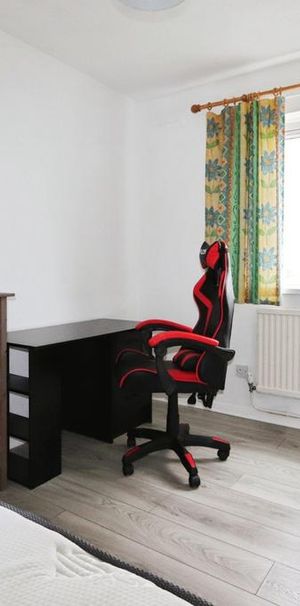 1 bedroom in a house share to rent - Photo 1