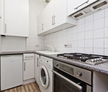 1 bed flat to rent in R L Stevenson Avenue, Bournemouth, BH4 - Photo 1