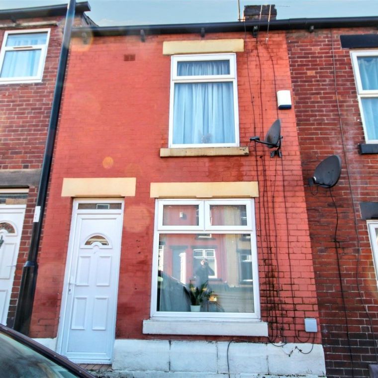 2 Bedroom House - Mid Terrace To Let - Photo 1