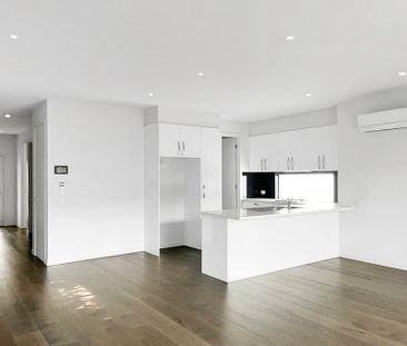 STUNNING 3 BEDROOM TOWNHOUSE IN A PRIME LOCATION - Photo 1