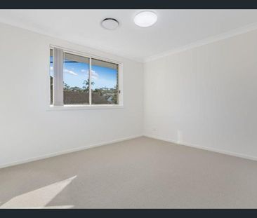 Modern Family Residence in a Quiet, Convenient Location - Photo 5