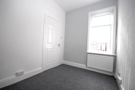 3 bedroom flat to rent - Photo 3