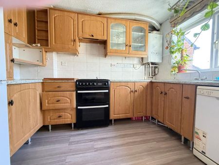 3 bedroom semi-detached house to rent - Photo 3