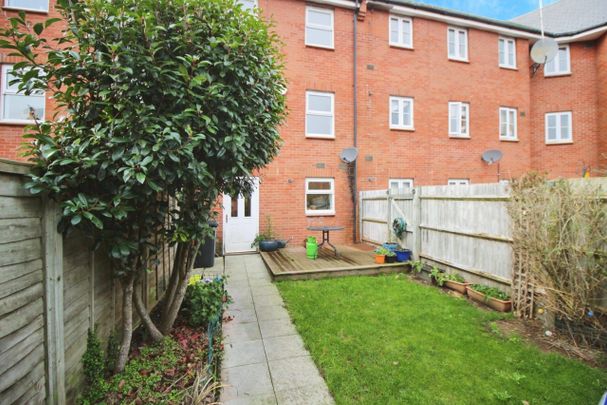 Muirfield, Swindon, Swindon, SN25 - Photo 1