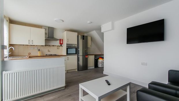 4 bedroom end of terrace house to rent - Photo 1