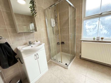 Barons Court Room 2 - Photo 3