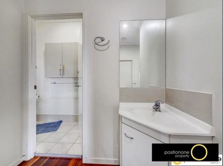 Extra Large Air Conditioned Bedroom | Rent includes Electricity, Wifi & Water - Photo 4