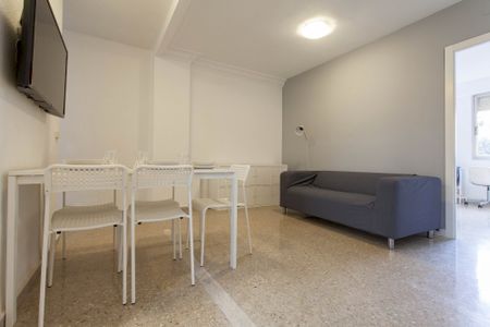 Bright room in Avenida de la Constitución - Photo 2