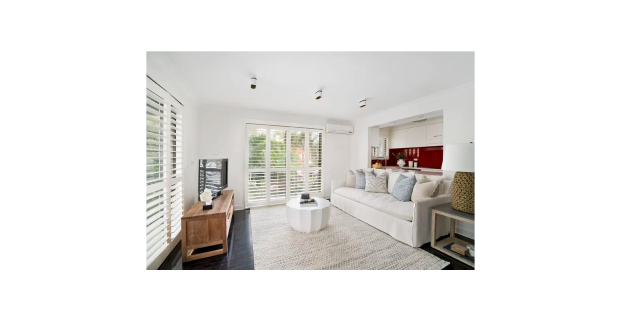 Stylish Townhouse with Private Garden and Double Garage - Photo 1