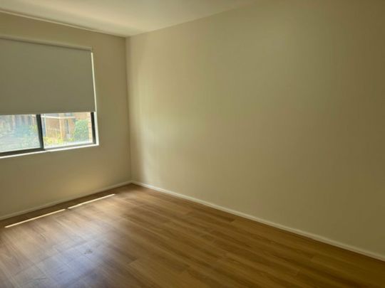 Conveniently Located Refurbished Unit – Walk to Train, Shops & More ! - Photo 1