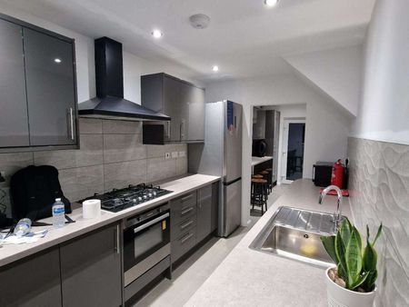 NO DEPOSIT Newly Refurbished 4-BEDROOM HOUSE TO RENT Room 2 - Photo 5