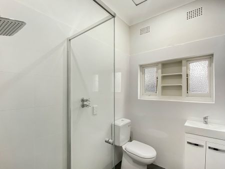 Renovated 2 Bedroom Apartment! - Photo 5