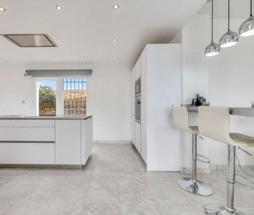 Luxury Villa for rent in Marbella Del Este, Andalusia - Photo 4