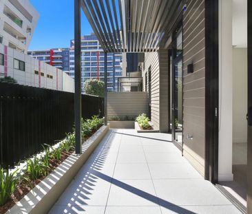 Spacious apartment with private courtyard in The Finery - Photo 5