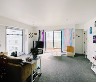 Spacious CBD Apartment - Photo 6