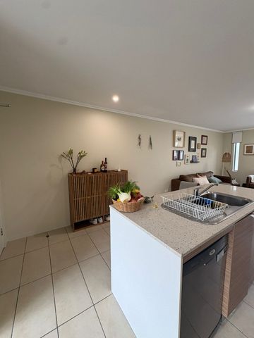 Furnished room in a 2 bed apartment at Sphere Complex - Photo 5