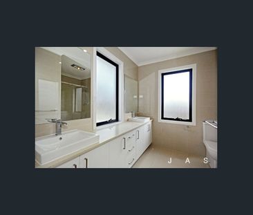 LUXURY THREE BEDROOM TOWNHOUSE - Photo 4