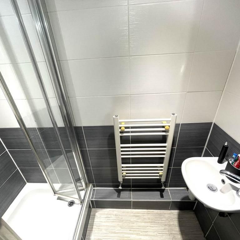 3 bedroom flat to rent - Photo 1