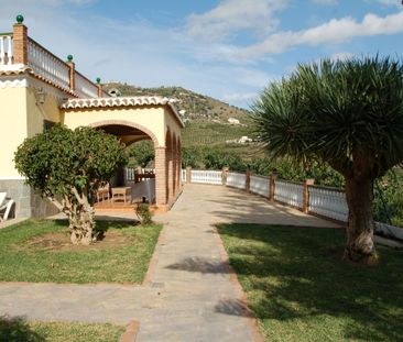 Beautiful Detached Villa With Bedrooms, Private Pool and Nice Views... - Photo 4