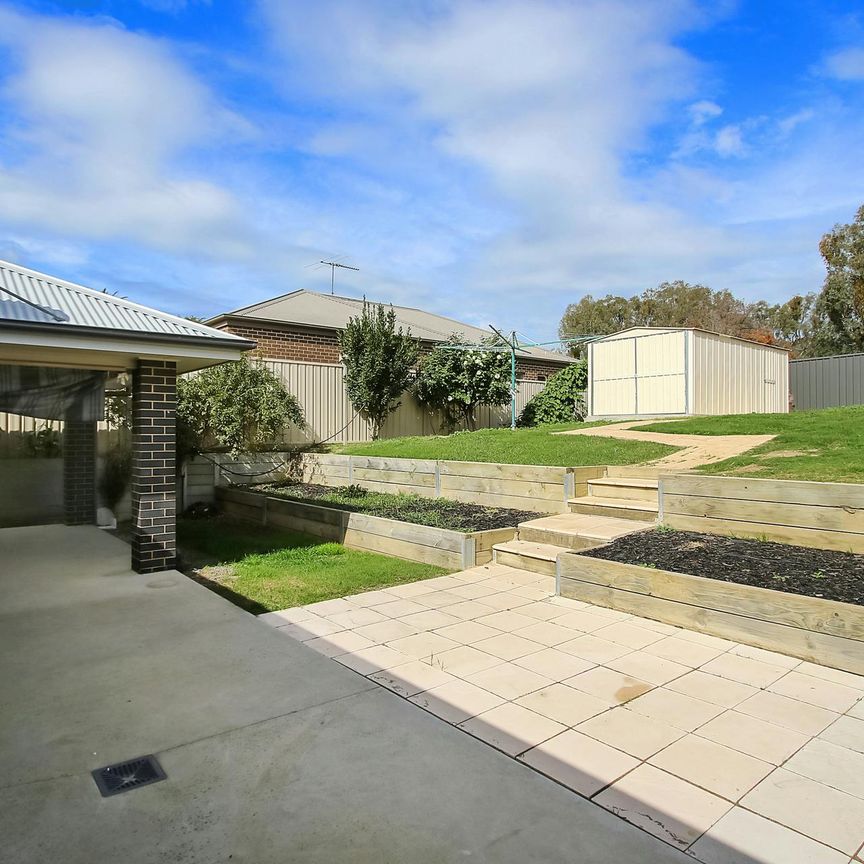 Large 5 Bedroom Home - Photo 1