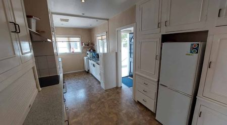 Character filled, perfect for groups sharing! - Photo 4