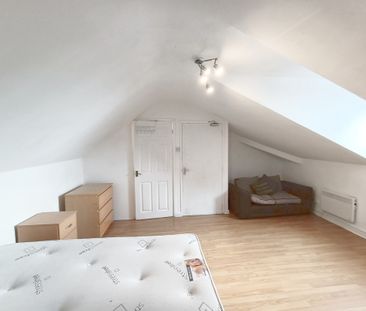 3 Bedroom Flat - Photo 3