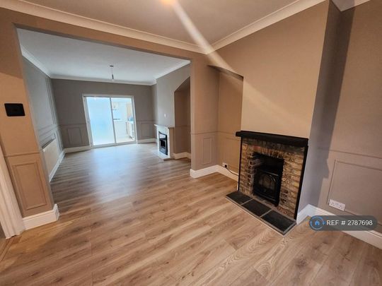 3 bedroom end of terrace house to rent - Photo 1