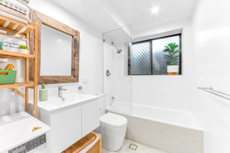 SPACIOUS 2 BEDROOM MODERN RETREAT WITH HUGE PRIVATE COURTYARD + PARKING! - Photo 4