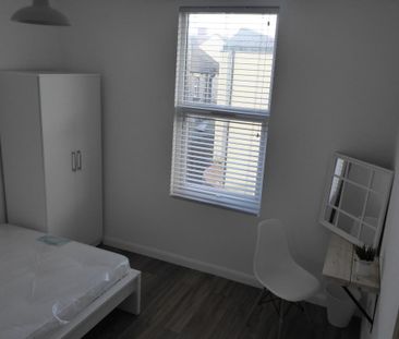 4 bedroom end of terrace house to rent - Photo 1