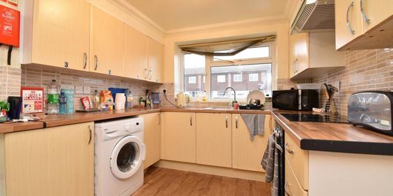 1 bedroom in a house share to rent - Photo 3