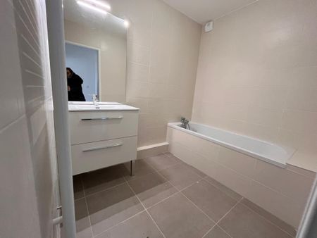 Location Appartement 3 pièces 63m² ST PIERRE EN FAUCIGNY 74800 - Photo 5