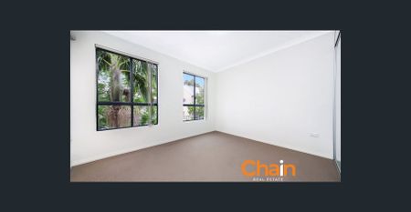 Full Brick Spacious Townhouse in Dundas - Photo 3